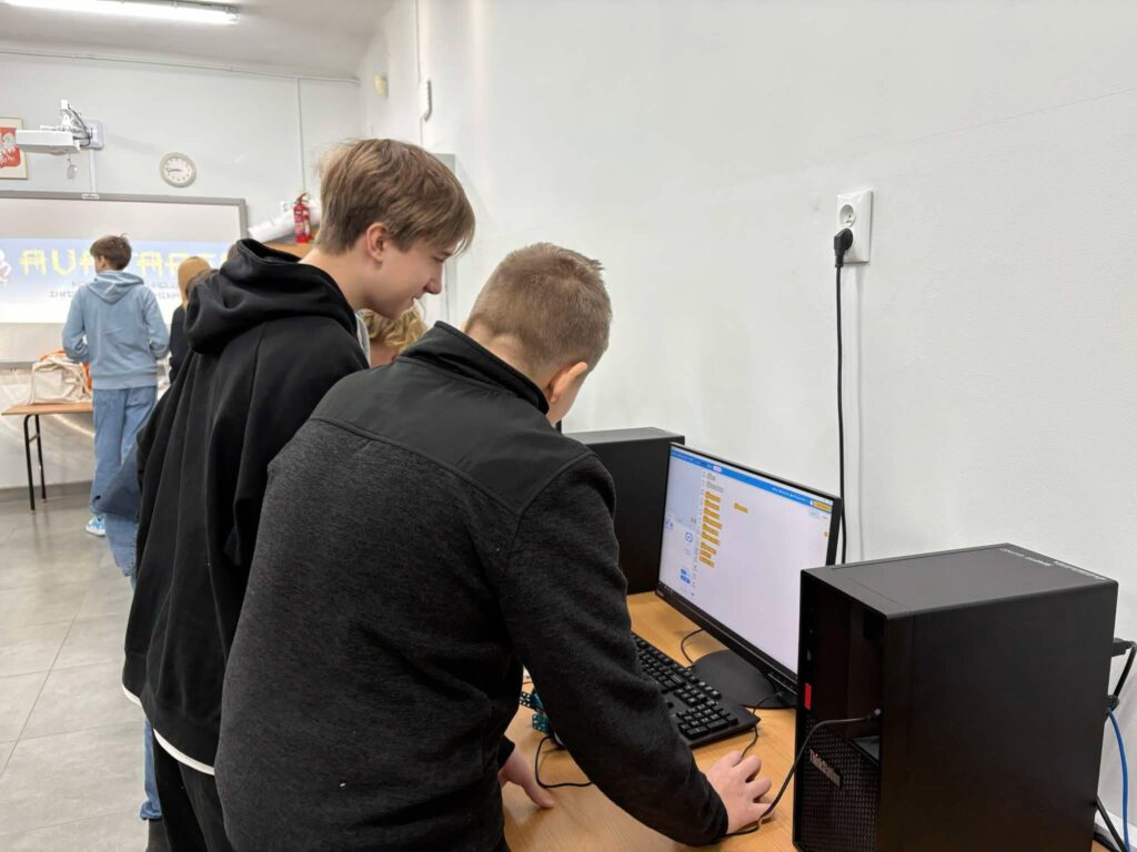 uczniowie programują mbota