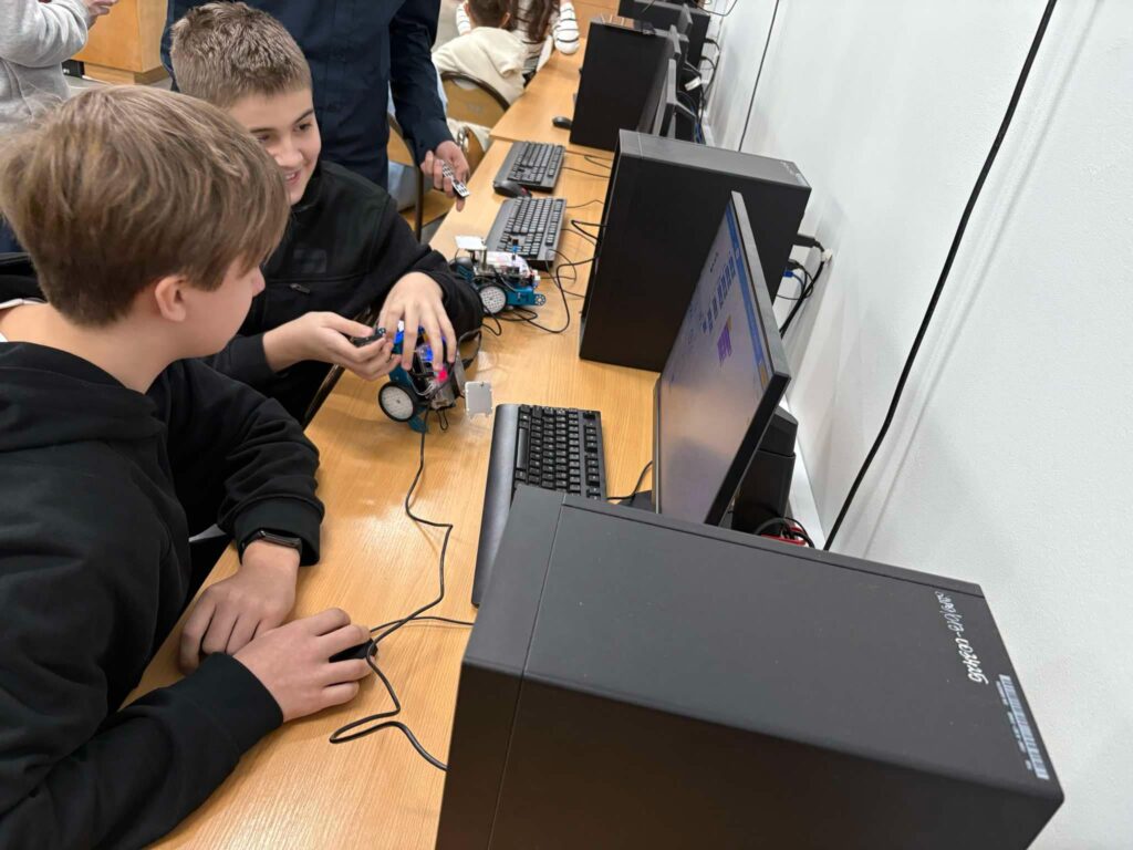 uczniowie programują mbota