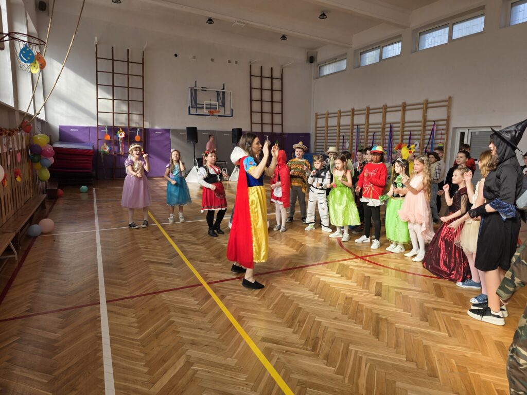 dzieci tańczą przebrane w różne stroje na balu