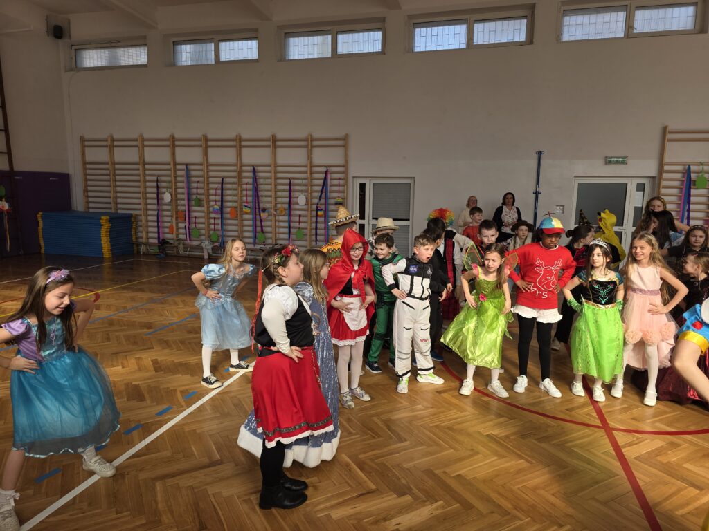 dzieci tańczą przebrane w różne stroje na balu