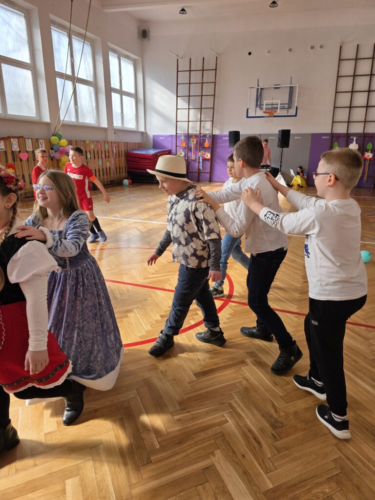 dzieci tańczą przebrane w różne stroje na balu
