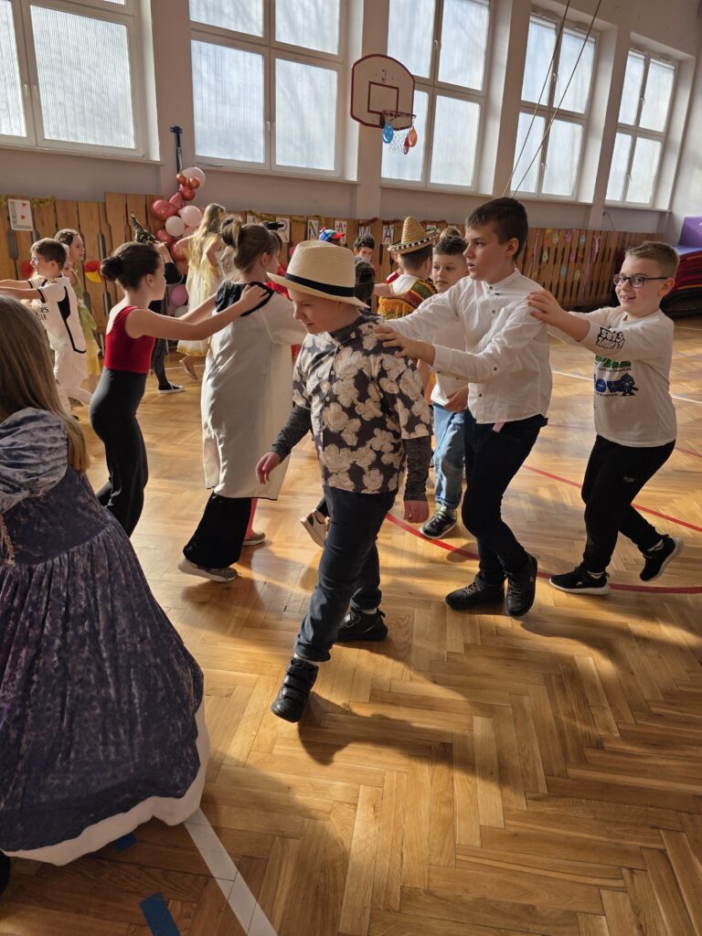 dzieci tańczą przebrane w różne stroje na balu