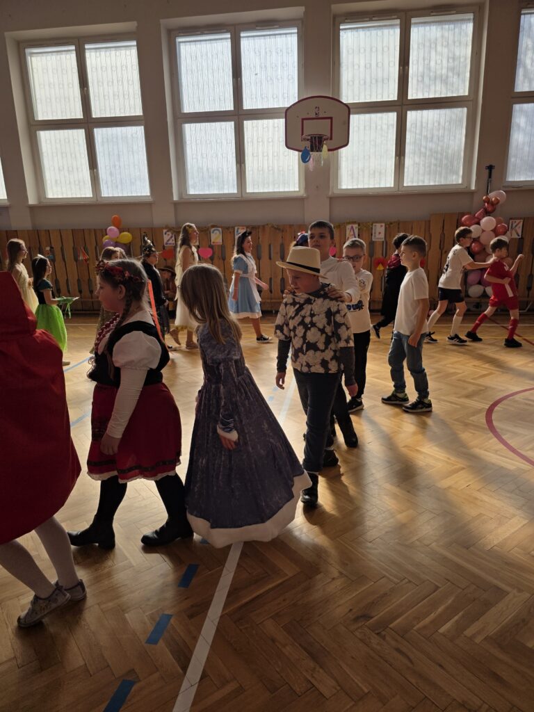 dzieci tańczą przebrane w różne stroje na balu