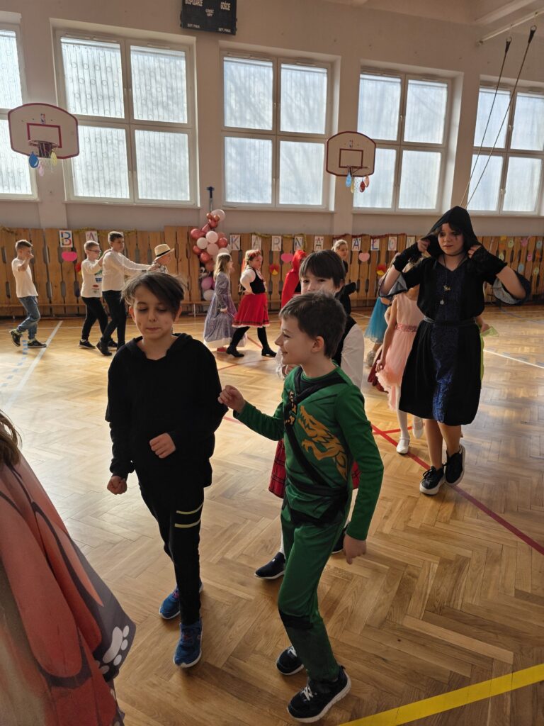dzieci tańczą przebrane w różne stroje na balu