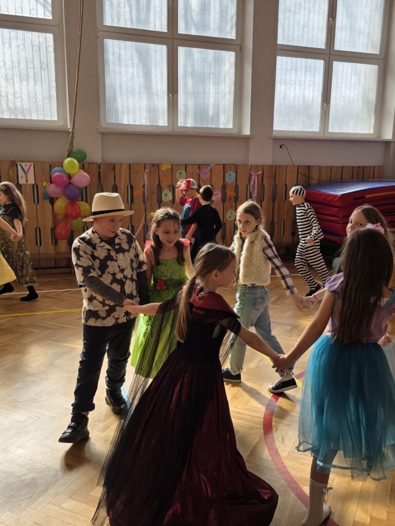 dzieci tańczą przebrane w różne stroje na balu