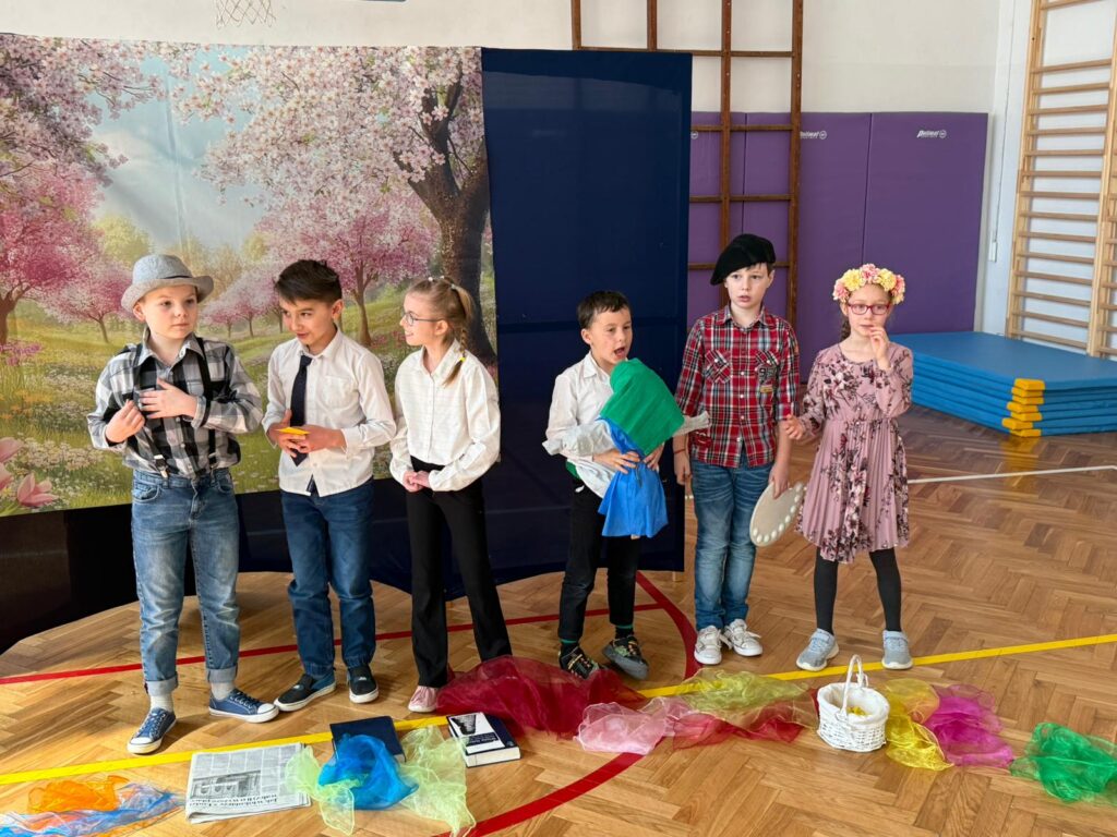 zdjęcie 6 uczniów klasy 2a podczas przedstawienia