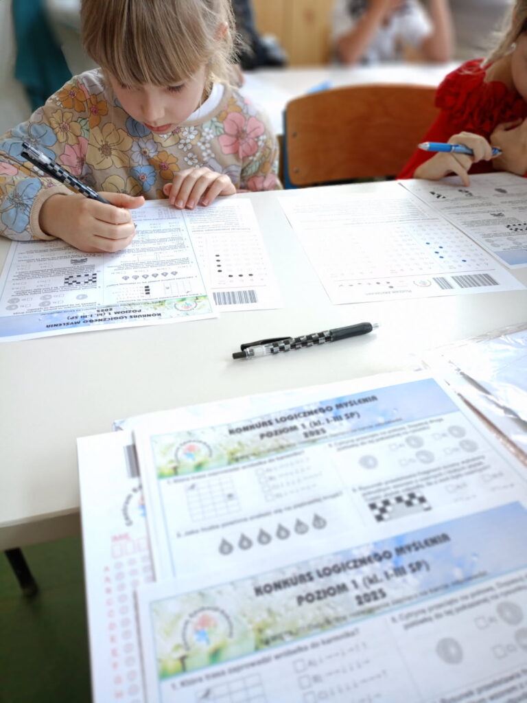 uczennica siedzi i rozwiązuje zadania