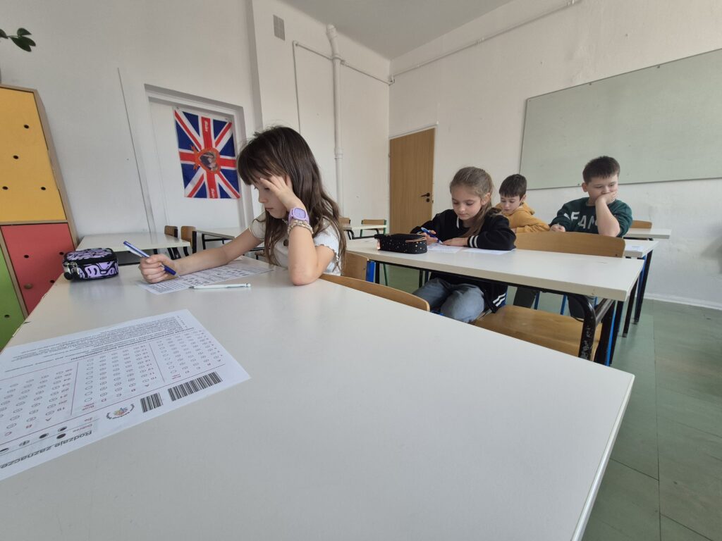 uczennica siedzi i rozwiązuje zadania
