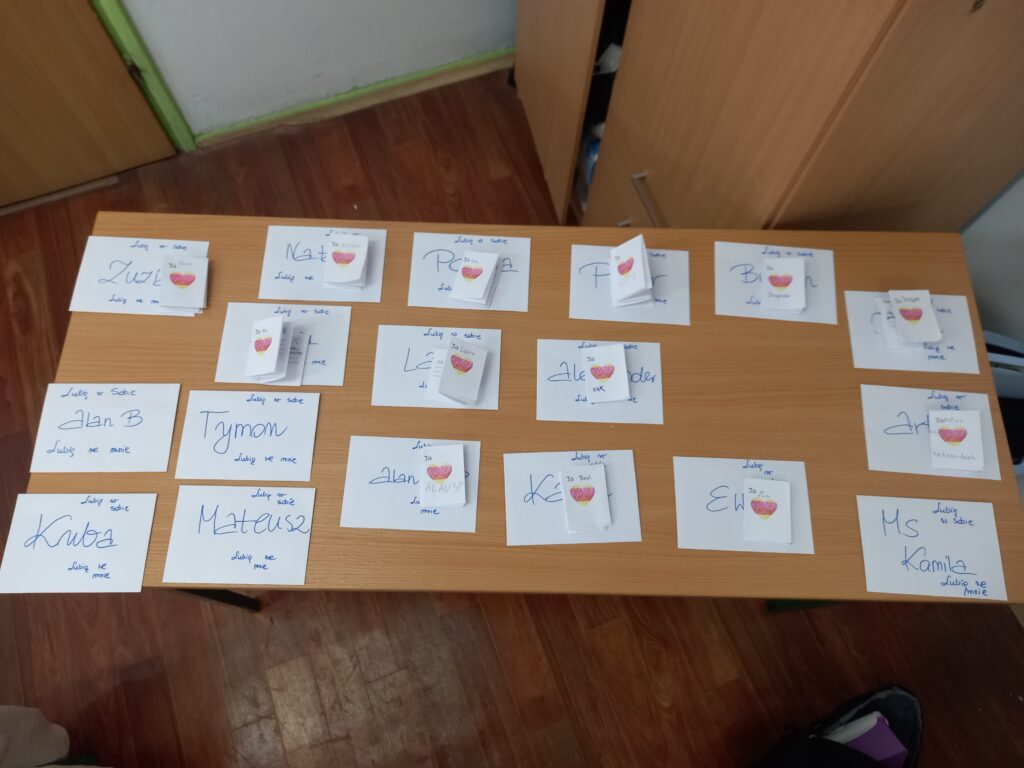 zdjęcie kartek z imionami umieszczonymi na ławce