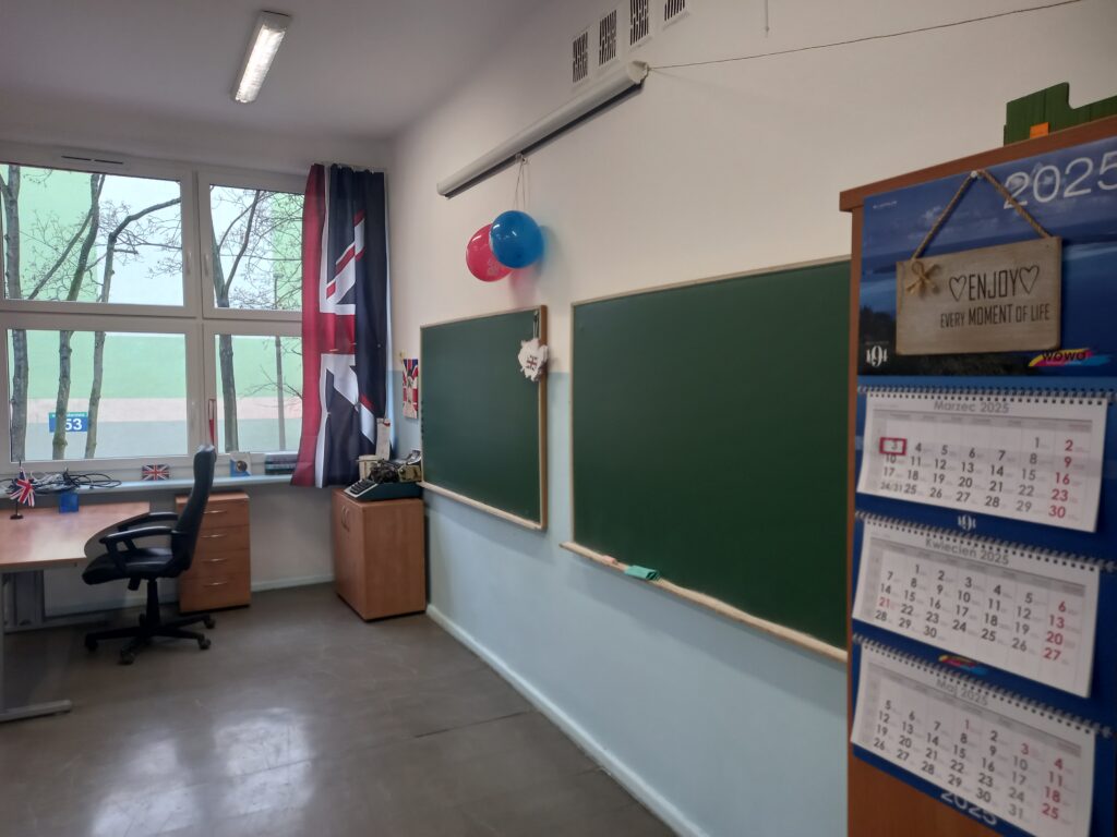 zdjęcie klasy, tablica i kalendarz