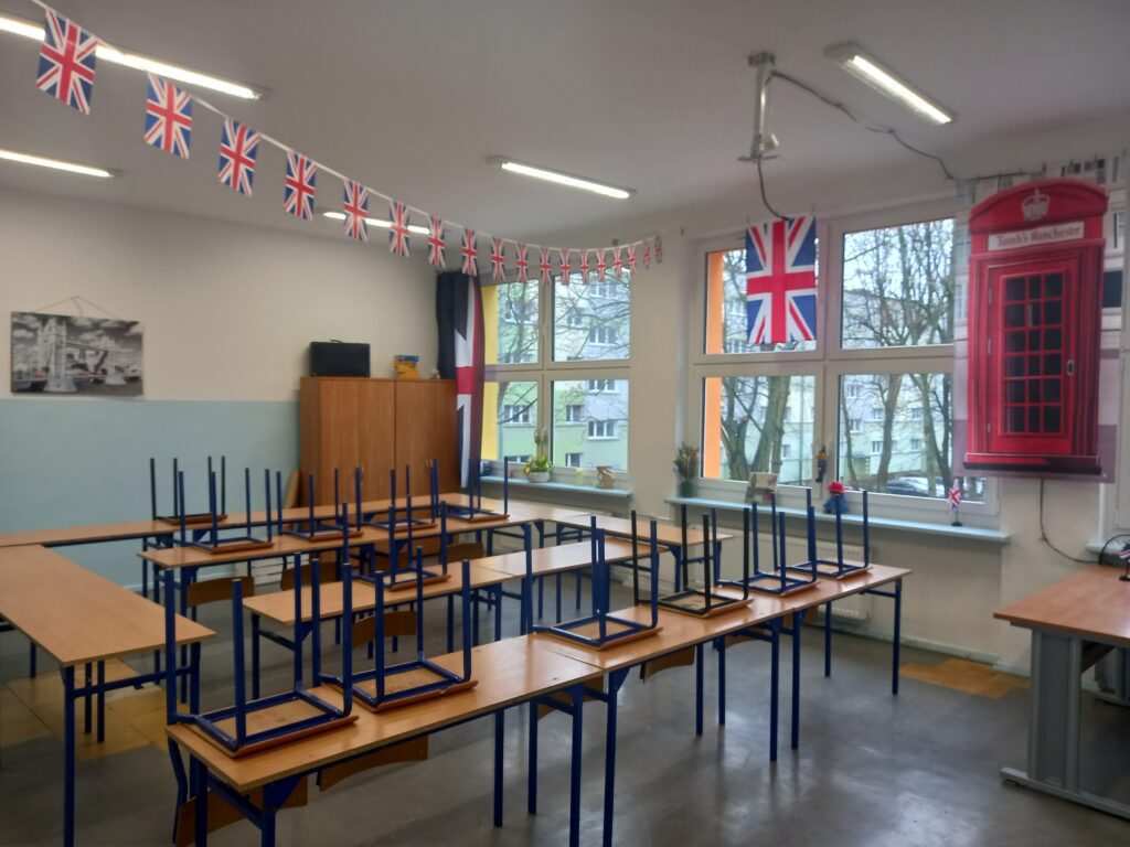 zdjęcie klasy, ławki na nich krzesła