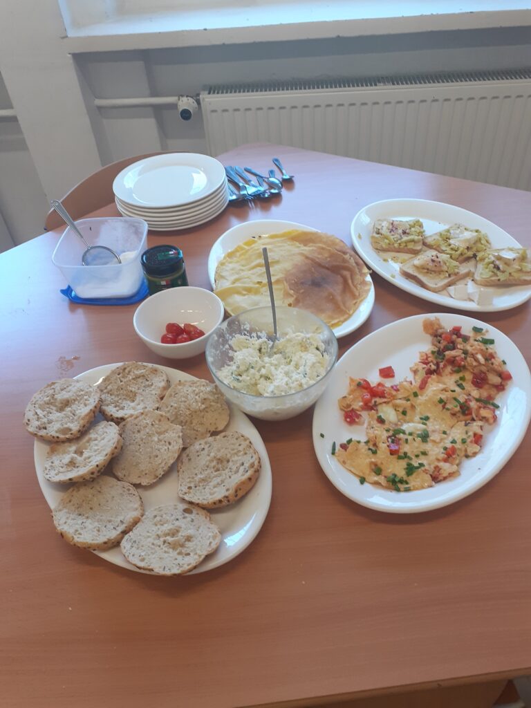 na zdjęciu widzimy wyłożone na stole gotowe potrawy.