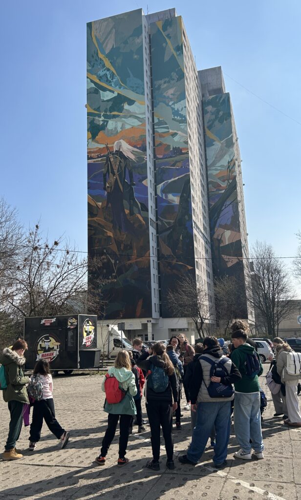 zdjęcie uczniów przed blokiem z muralem