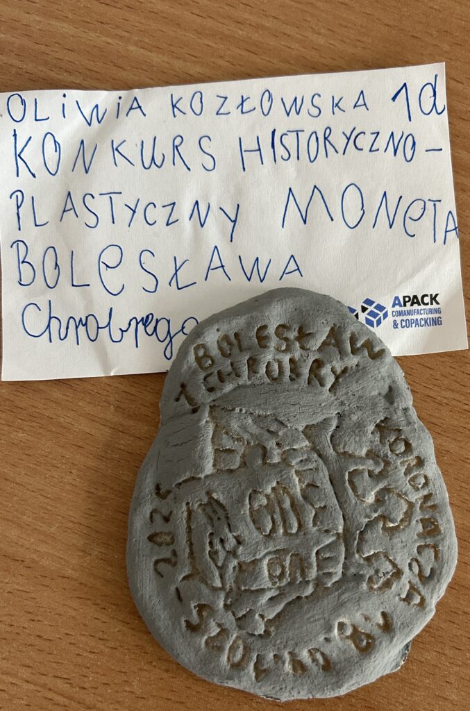 praca wykonana przez ucznia- przypomina monetę - kamienna