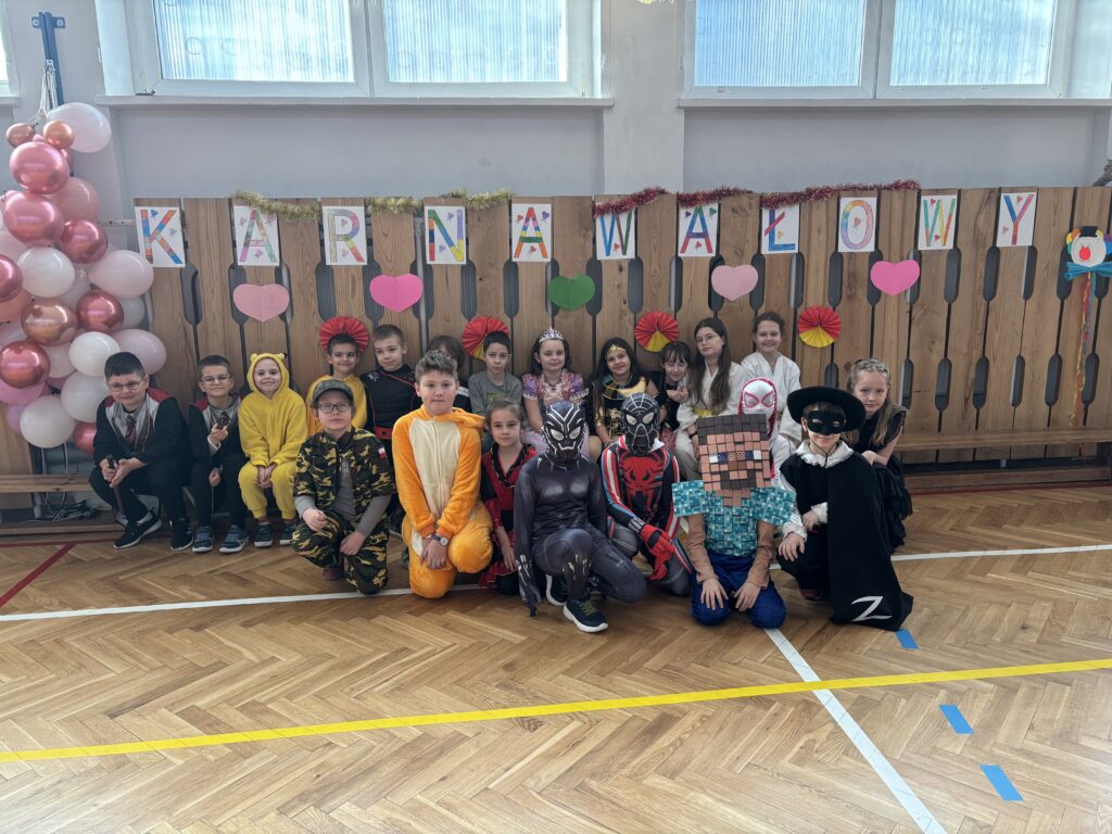 zdjęcie grupowe przebranych dzieci z klasy 2d