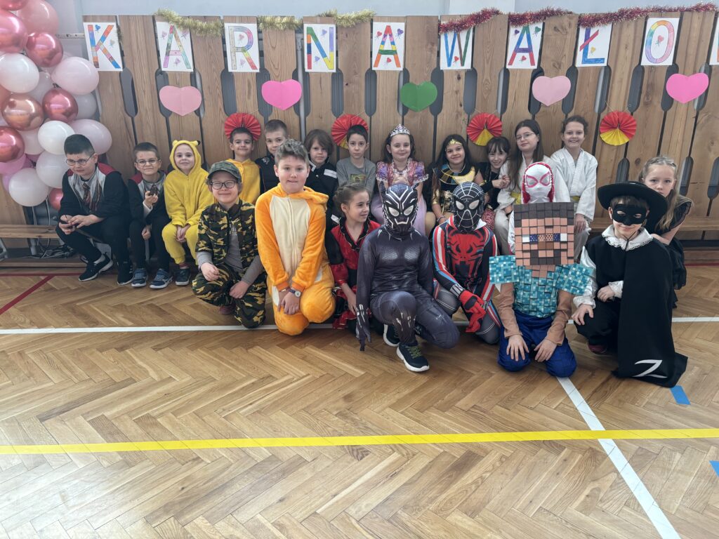 zdjęcie grupowe przebranych dzieci z klasy 2d