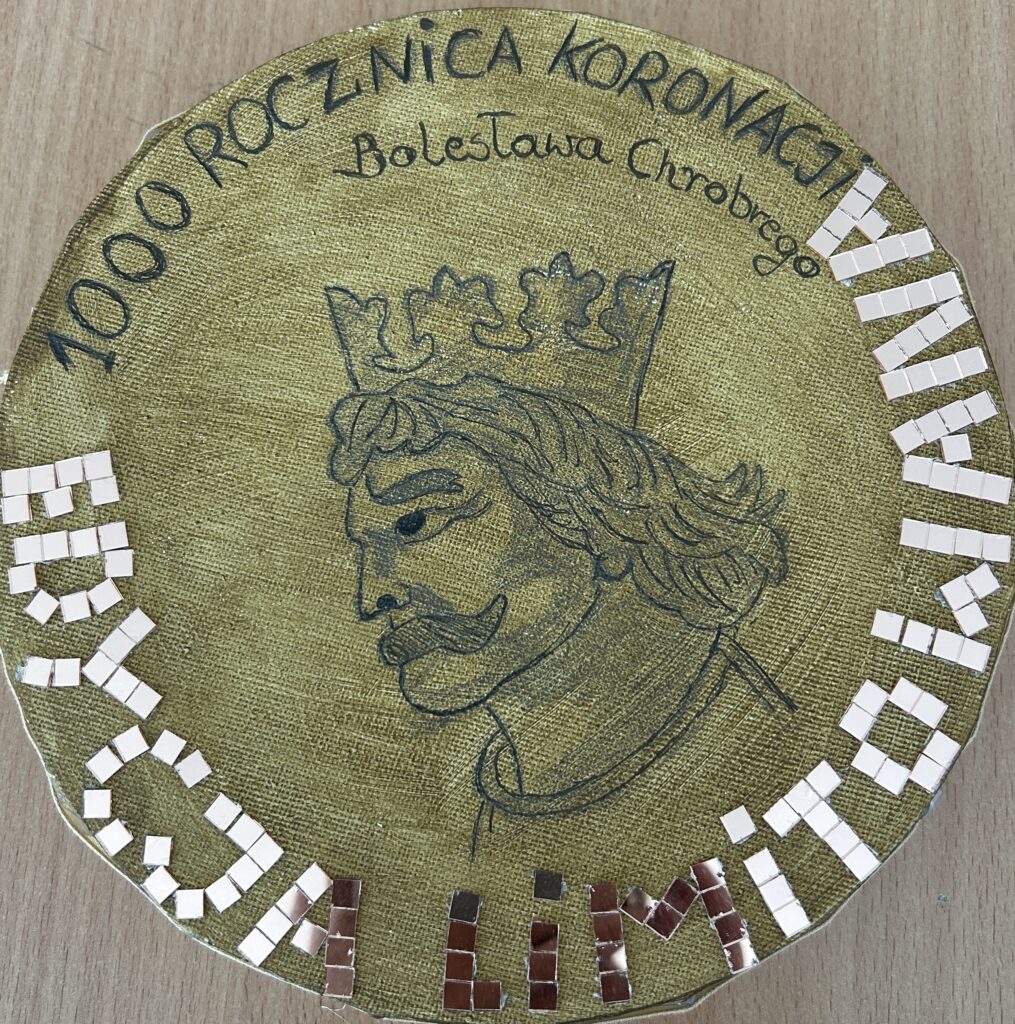 praca wykonana przez ucznia- przypomina monetę - materiałowa
