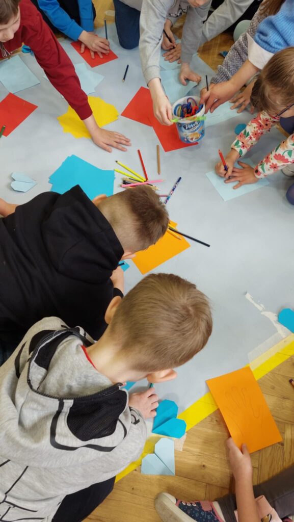 uczniowie wykonują serca z papieru