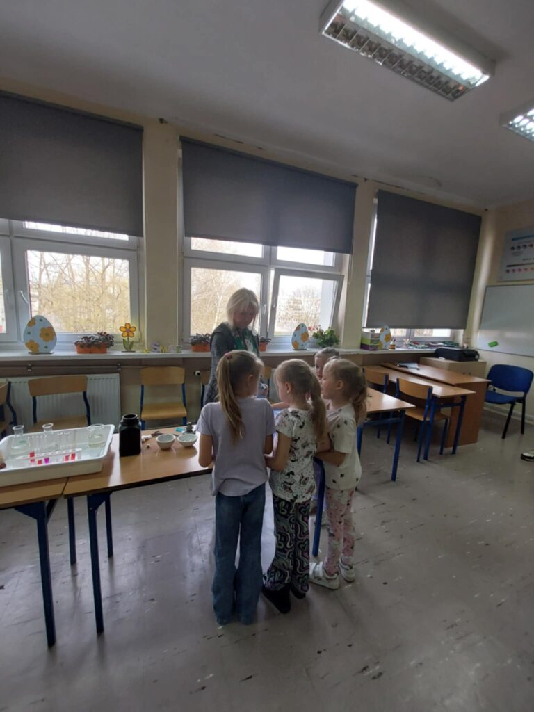pani prezentuje eksperyment chemiczny