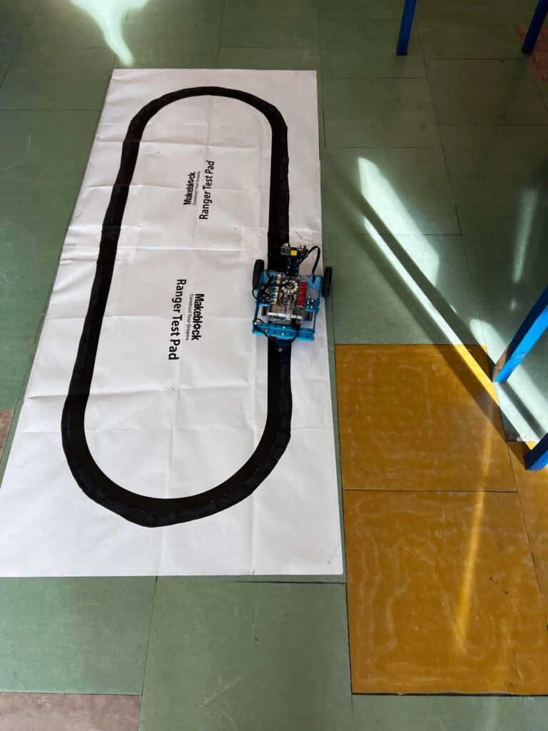 robot jeżdżący po czarnej lini