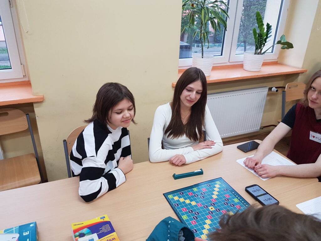 Zofia Mikołajczyk i Natalia Zajączkowska, uczennice Szkoły Podstawowej nr 182 im. Tadeusza Zawadzkiego „Zośki” w Łodzi podczas rozgrywek scrabble