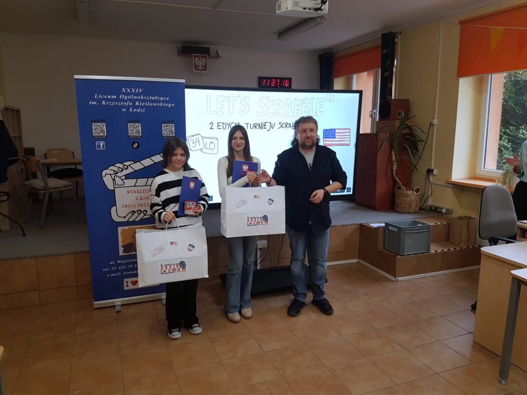Zwyciężczynie turnieju Zofia Mikołajczyk i Natalia Zajączkowska odbierają dyplomy i nagrody od dyrektora XXXIV Liceum Ogólnokształcącego w Łodzi Dariusza Jakóbka