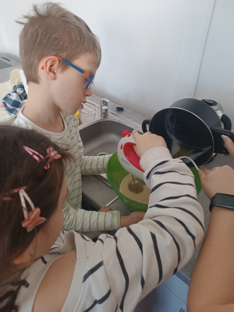 uczniowie mieszają składniki
