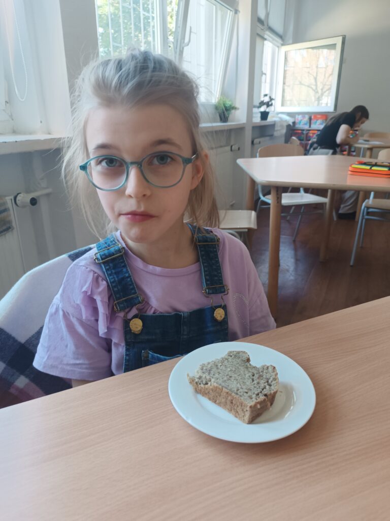 uczennica je chlebek bananowy