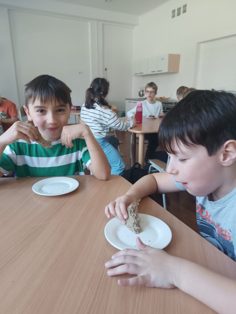 uczniowie jedzą chlebek bananowy
