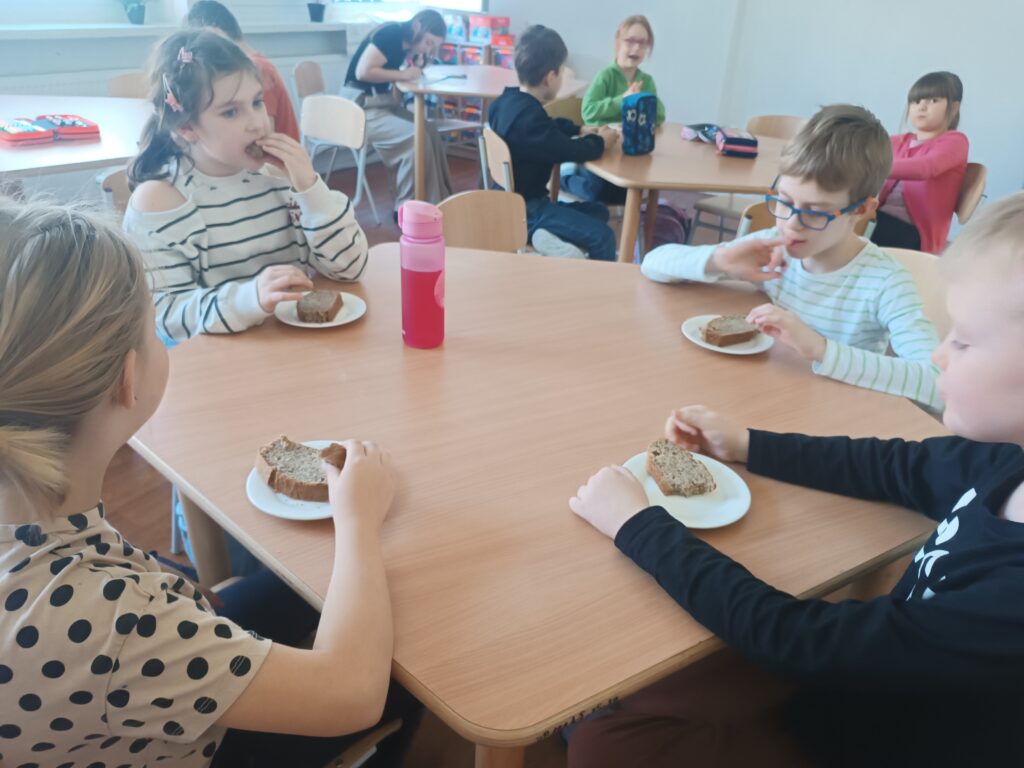 uczniowie jedzą chlebek bananowy