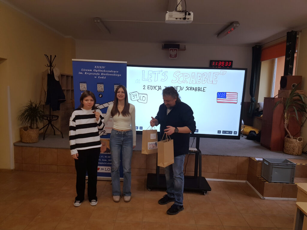 Zwyciężczynie turnieju Zofia Mikołajczyk i Natalia Zajączkowska odbierają dyplomy i nagrody od dyrektora XXXIV Liceum Ogólnokształcącego w Łodzi Dariusza Jakóbka
