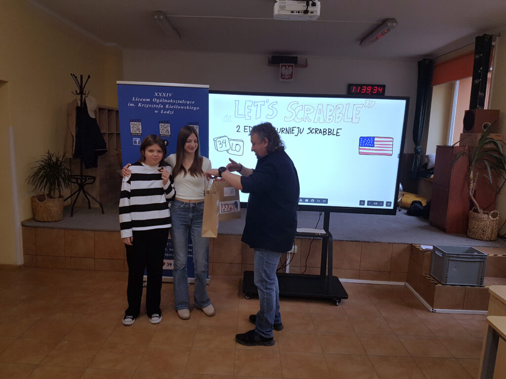 Zwyciężczynie turnieju Zofia Mikołajczyk i Natalia Zajączkowska odbierają dyplomy i nagrody od dyrektora XXXIV Liceum Ogólnokształcącego w Łodzi Dariusza Jakóbka