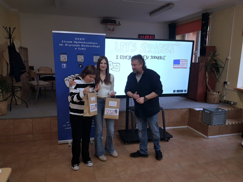 Zwyciężczynie turnieju Zofia Mikołajczyk i Natalia Zajączkowska odbierają dyplomy i nagrody od dyrektora XXXIV Liceum Ogólnokształcącego w Łodzi Dariusza Jakóbka