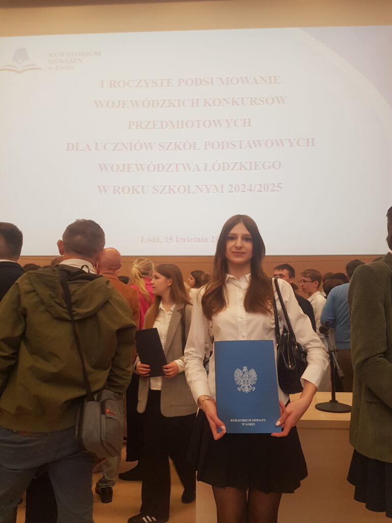 Zofia Mikołajczyk z zaświadczeniem i nagrodą