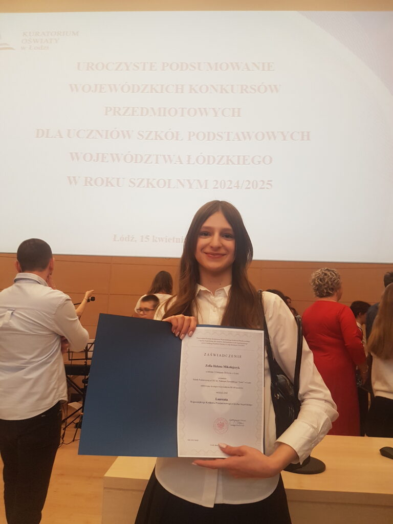 Zofia Mikołajczyk z zaświadczeniem i nagrodą