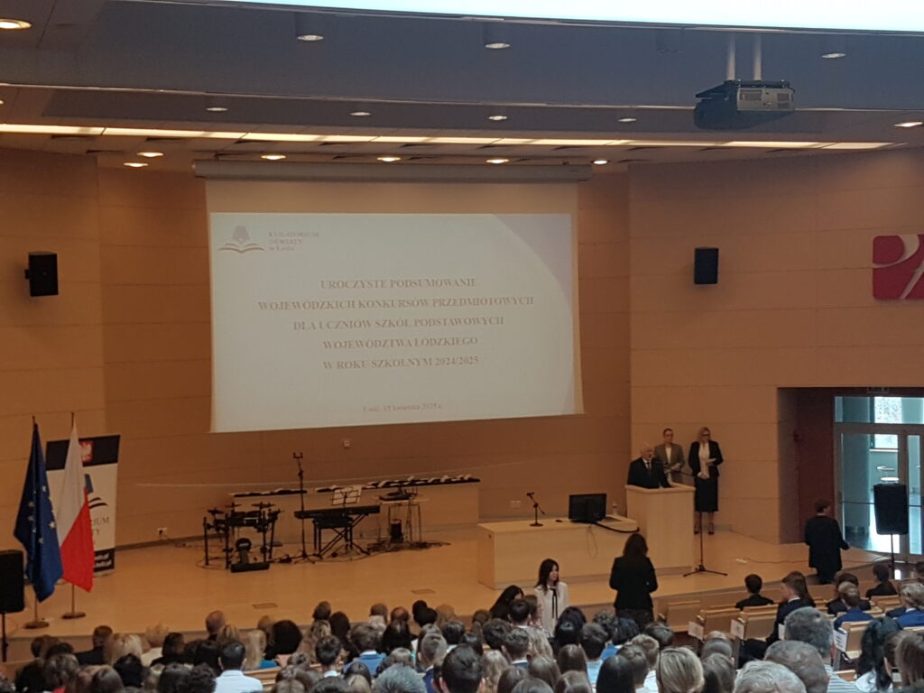 Łódzki Kurator Oświaty Janusz Brzozowski podczas otwarcia uroczystościpodsumowania Wojewódzkich Konkursów Przedmiotowych dla uczniów szkół podstawowych województwa łódzkiego w roku szkolnym 2024/2025