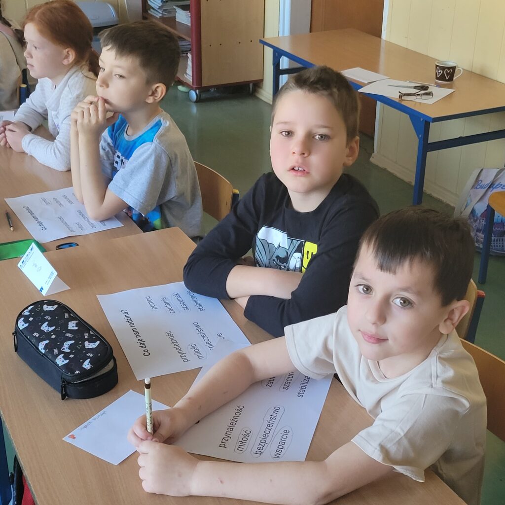 uczniowie rozwiązują zadania