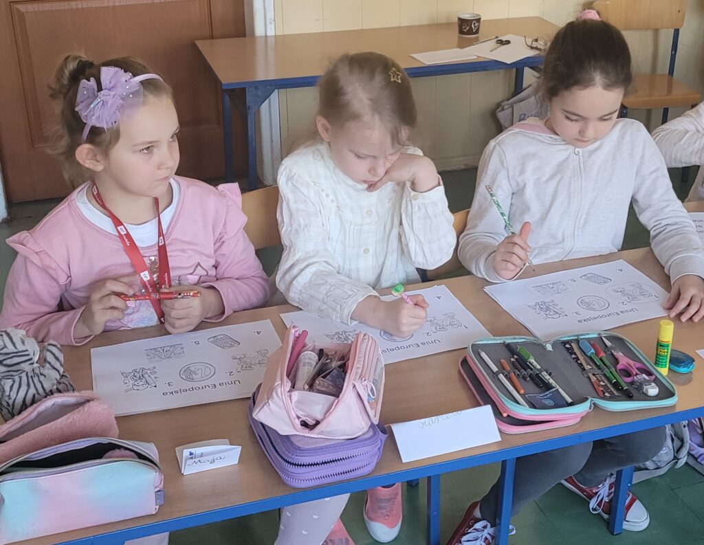 uczniowie rozwiązują zadania