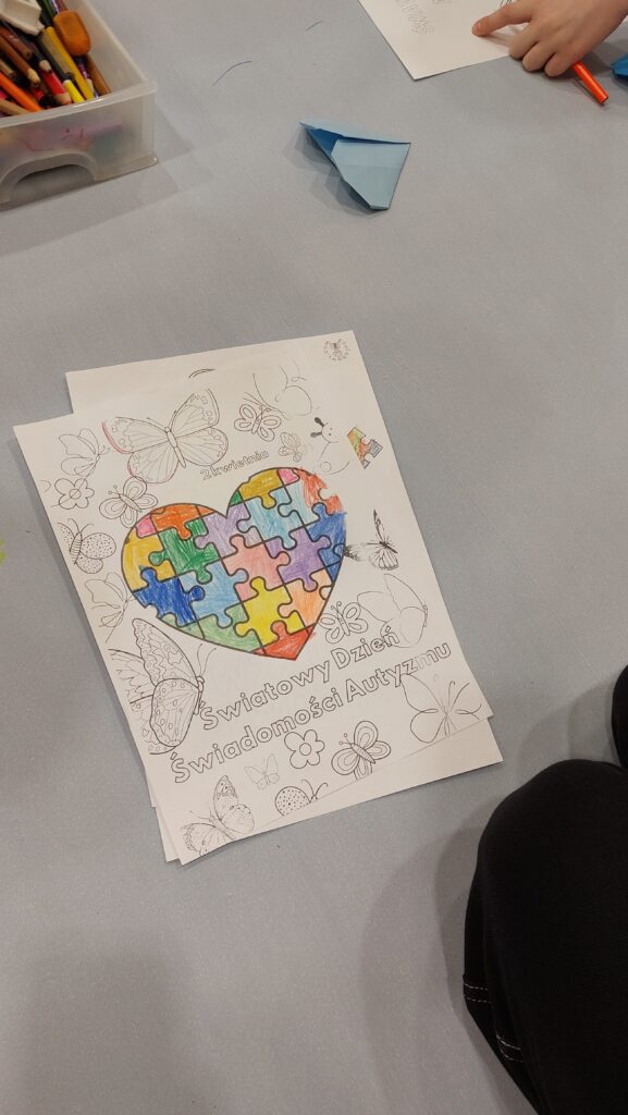 karta pracy- pomalowane kolorowe serce jakby złożone z puzzli
