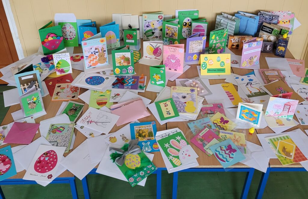 zdjęcie przedstawia zrobione kolorowe świąteczne kartki zrobione przez uczniów