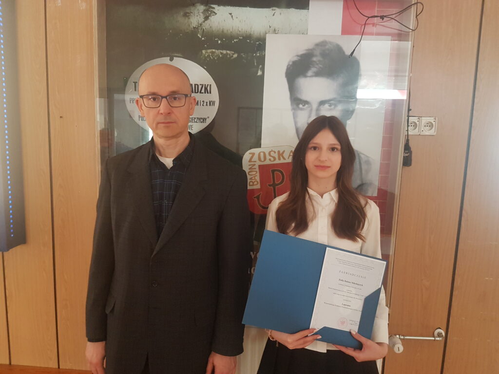 Zofia Mikołajczyk ze swoim opiekunem konkursu Witoldem Gadzinowskim