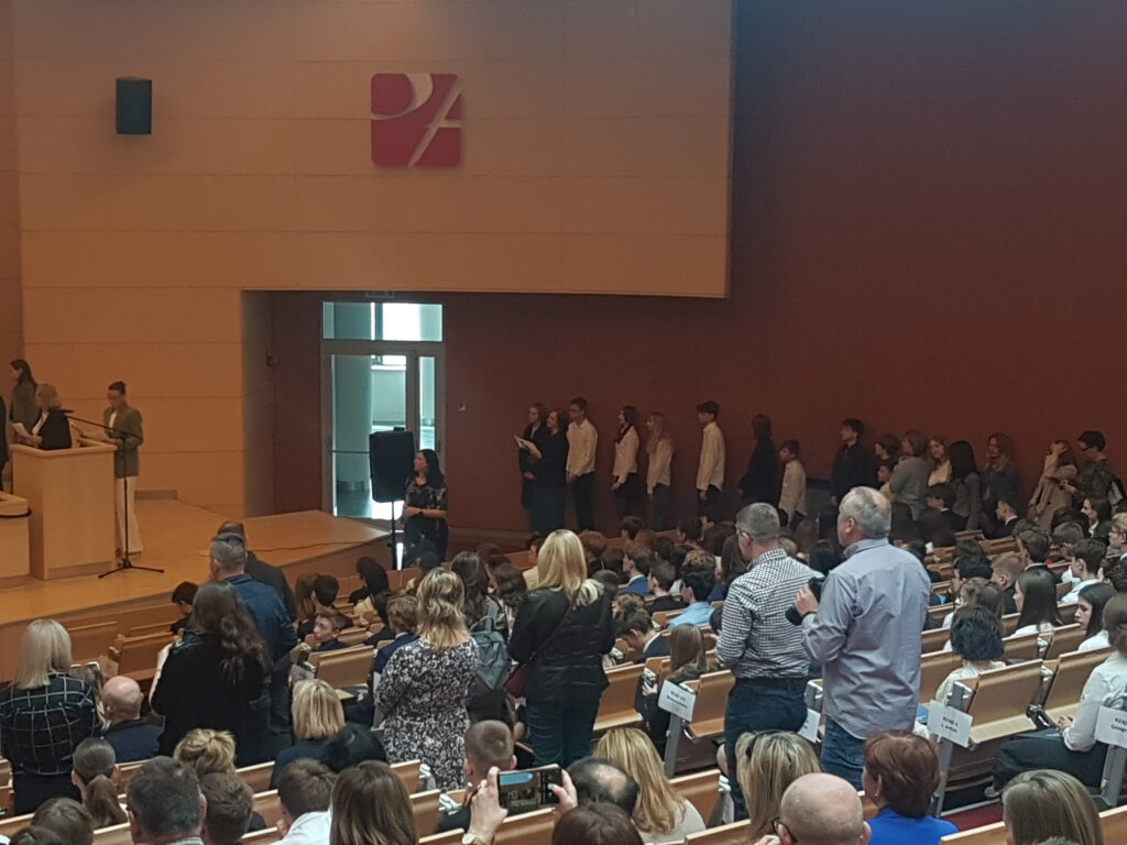 Łódzki Kurator Oświaty Janusz Brzozowski podczas otwarcia uroczystościpodsumowania Wojewódzkich Konkursów Przedmiotowych dla uczniów szkół podstawowych województwa łódzkiego w roku szkolnym 2024/2025
