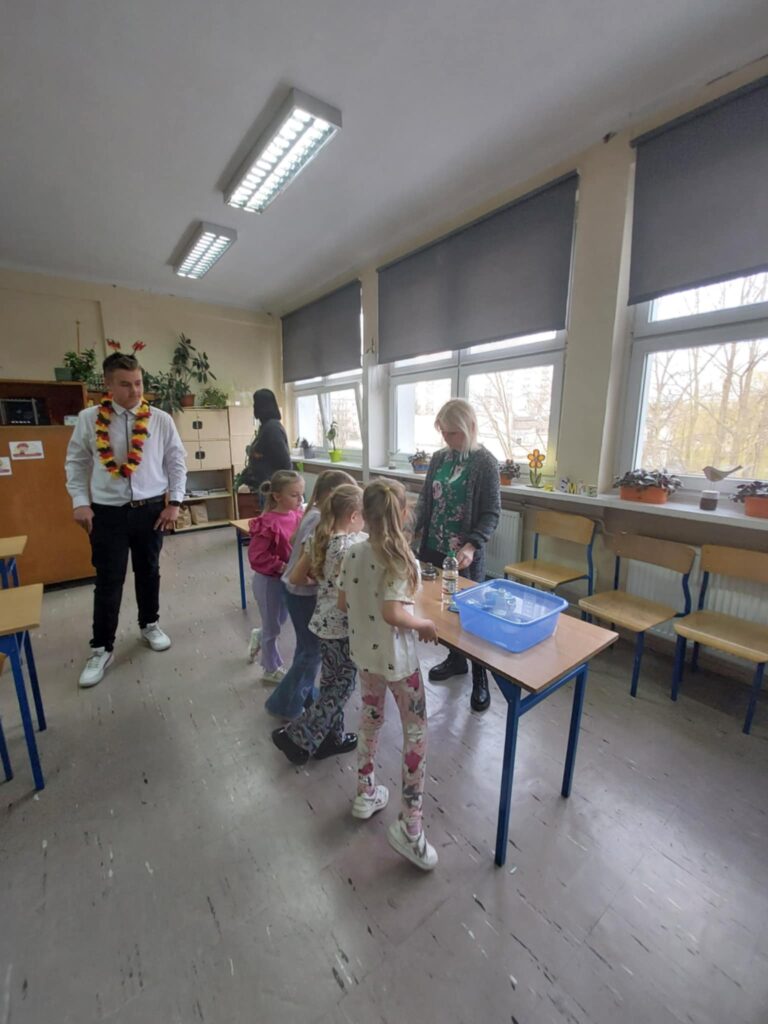 pani prezentuje eksperyment chemiczny