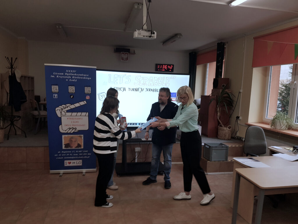 Zwyciężczynie turnieju Zofia Mikołajczyk i Natalia Zajączkowska odbierają dyplomy i nagrody od dyrektora XXXIV Liceum Ogólnokształcącego w Łodzi Dariusza Jakóbka
