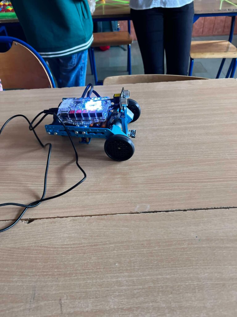 robot świecący się na niebiesko