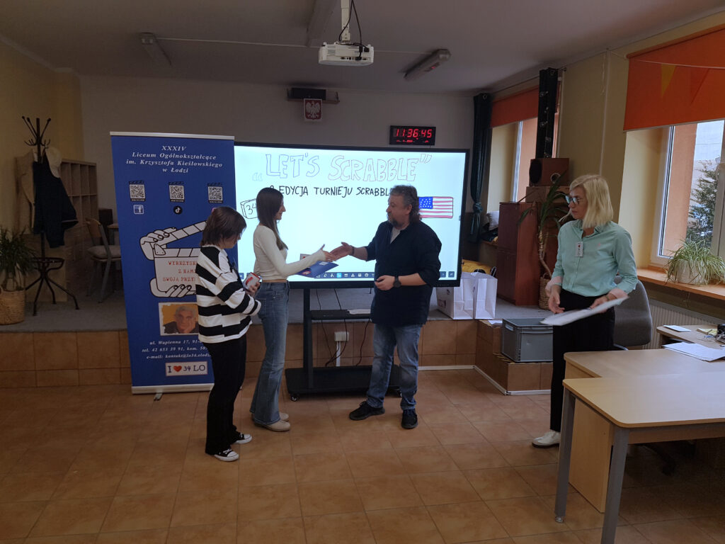 Zwyciężczynie turnieju Zofia Mikołajczyk i Natalia Zajączkowska odbierają dyplomy i nagrody od dyrektora XXXIV Liceum Ogólnokształcącego w Łodzi Dariusza Jakóbka