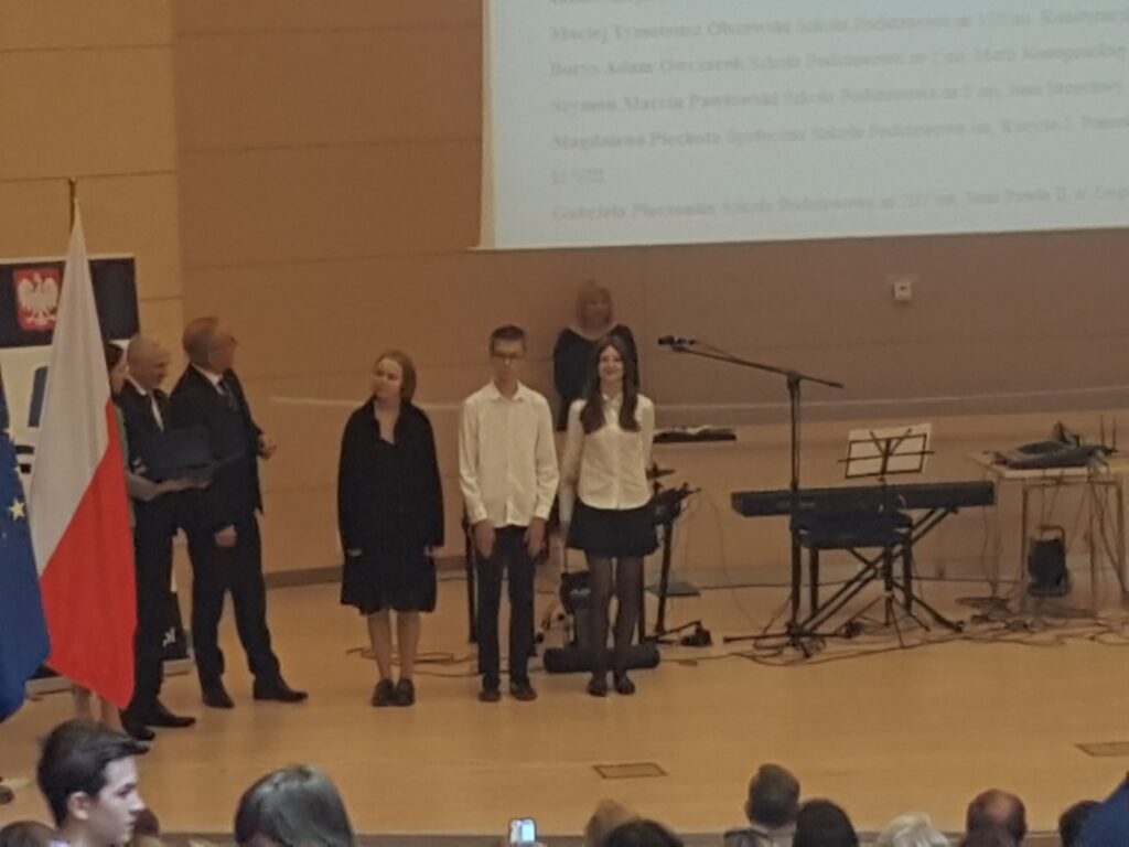 Zofia Mikołajczyk, wraz z innymi uczniami w oczekiwaniu na wręczenie zaświadczenia uzyskania tytułu laureata Wojewódzkiego Konkursu Przedmiotowego z Języka Angielskiego