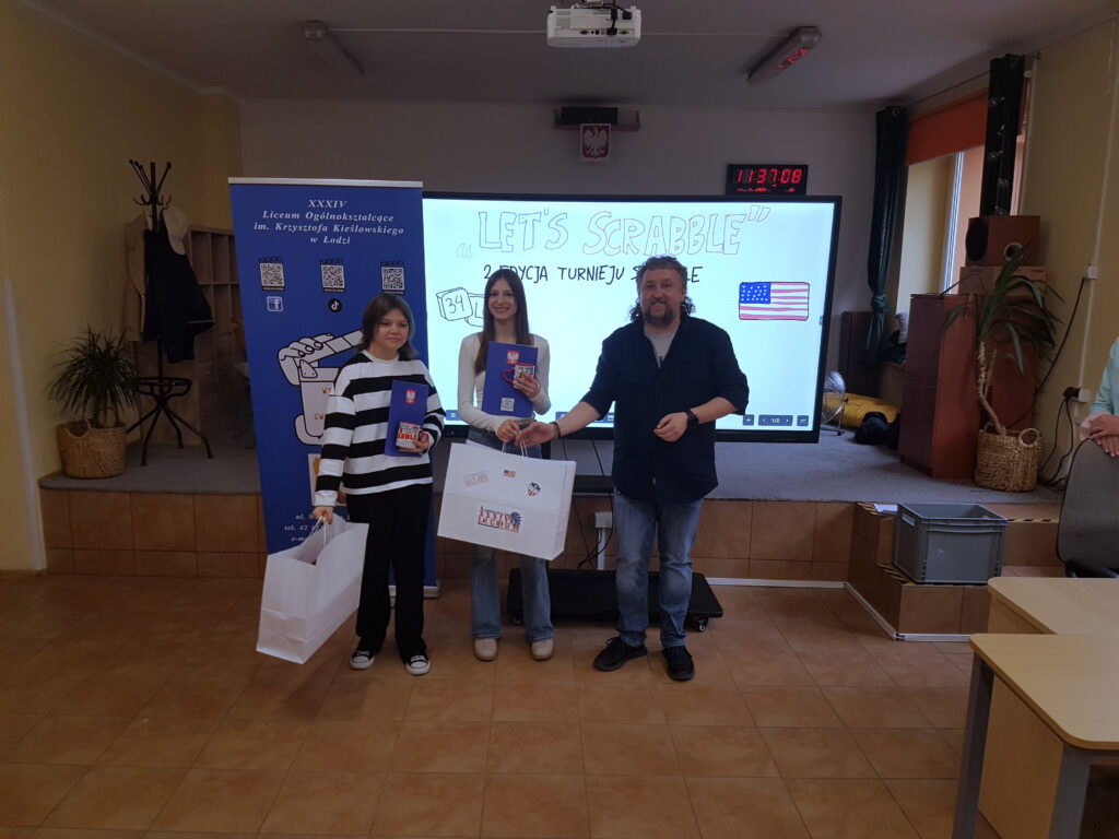 Zwyciężczynie turnieju Zofia Mikołajczyk i Natalia Zajączkowska odbierają dyplomy i nagrody od dyrektora XXXIV Liceum Ogólnokształcącego w Łodzi Dariusza Jakóbka