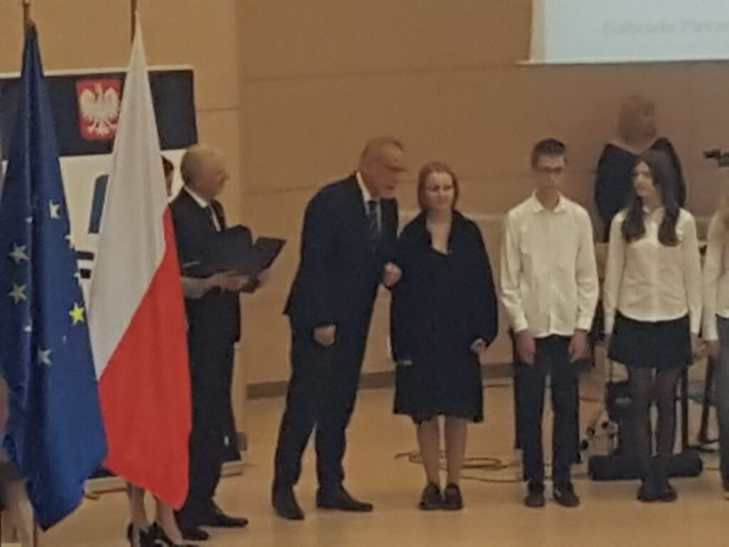 Zofia Mikołajczyk, wraz z innymi uczniami w oczekiwaniu na wręczenie zaświadczenia uzyskania tytułu laureata Wojewódzkiego Konkursu Przedmiotowego z Języka Angielskiego