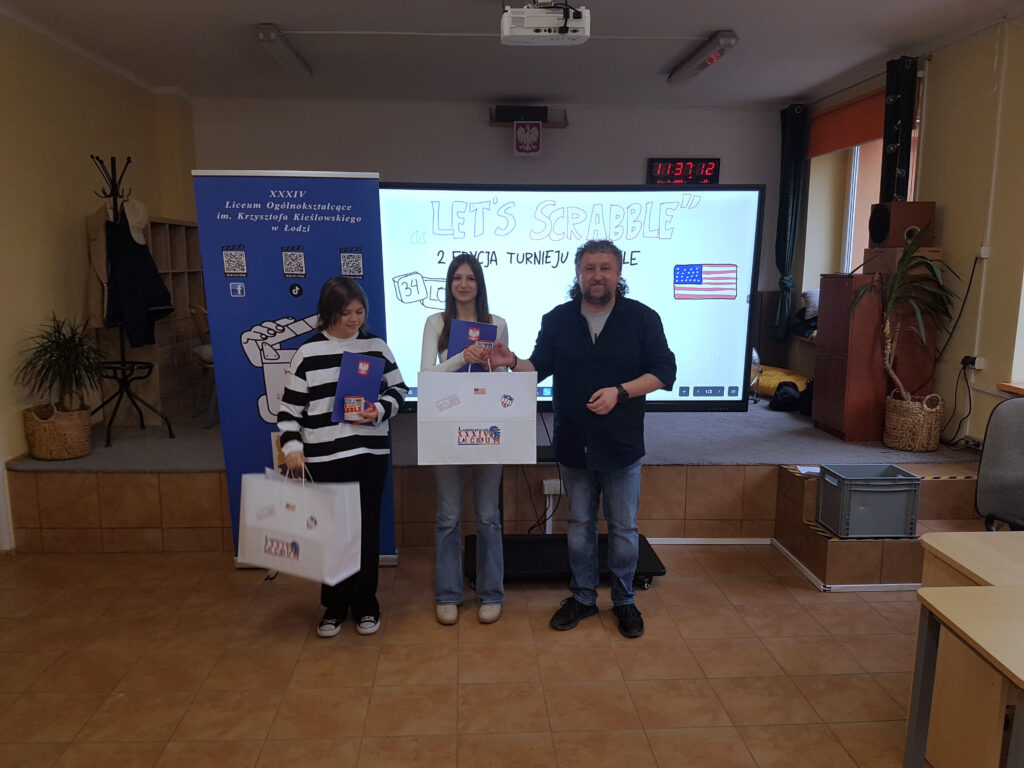 Zwyciężczynie turnieju Zofia Mikołajczyk i Natalia Zajączkowska odbierają dyplomy i nagrody od dyrektora XXXIV Liceum Ogólnokształcącego w Łodzi Dariusza Jakóbka